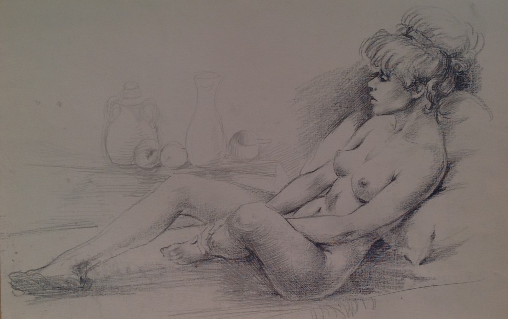 Allusione donna distesa nuda sullo sfondo una natura morta di Gigi Busato. Disegno a matita su carta bianco e nero. Collezione di famiglia