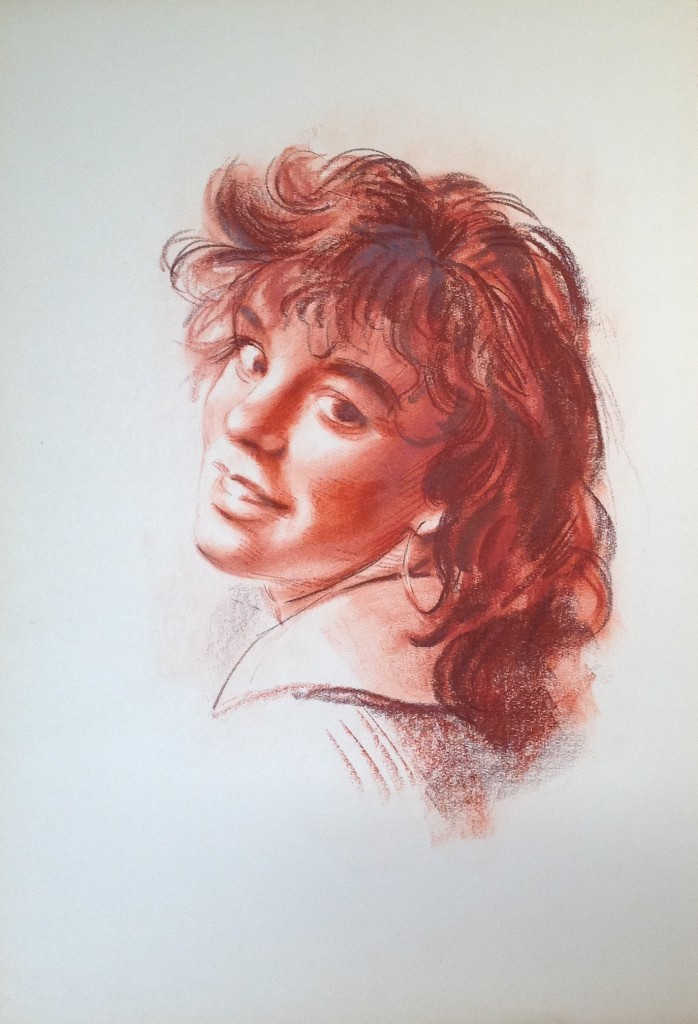 Romantica ritratto di giovane donna sorridente con orecchino di Gigi Busato disegno a sanguigna/seppia su carta collezione di famiglia