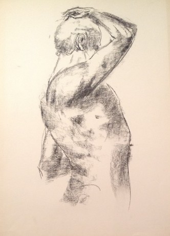 Uomo in posa, disegno di uomo che si volta sollevando un braccio sulla nuca, di Gigi Busato. Disegno carboncino su carta, collezione di famiglia.