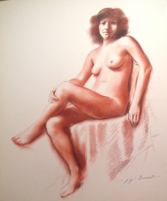 Accavallare donna nuda seduta che posa accavallando le gambe di Gigi Busato. Disegno seppia/sanguigna su carta, collezione di famiglia