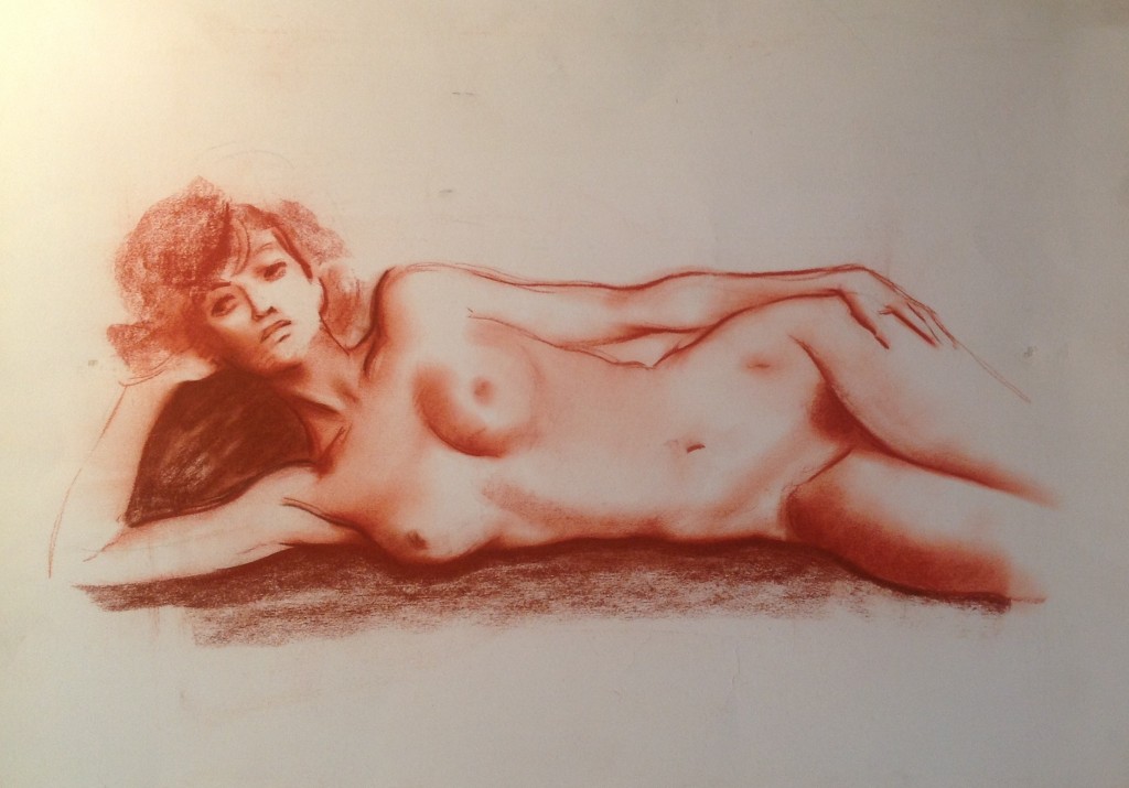 In posa disegno di donna nuda in posa distesa di Gigi Busato. Disegno sanguigna su carta, collezione di famiglia