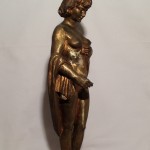 D'oro vestita, donna nuda con drappo sulle braccia. Scultura in bronzo color oro, collezione di famiglia