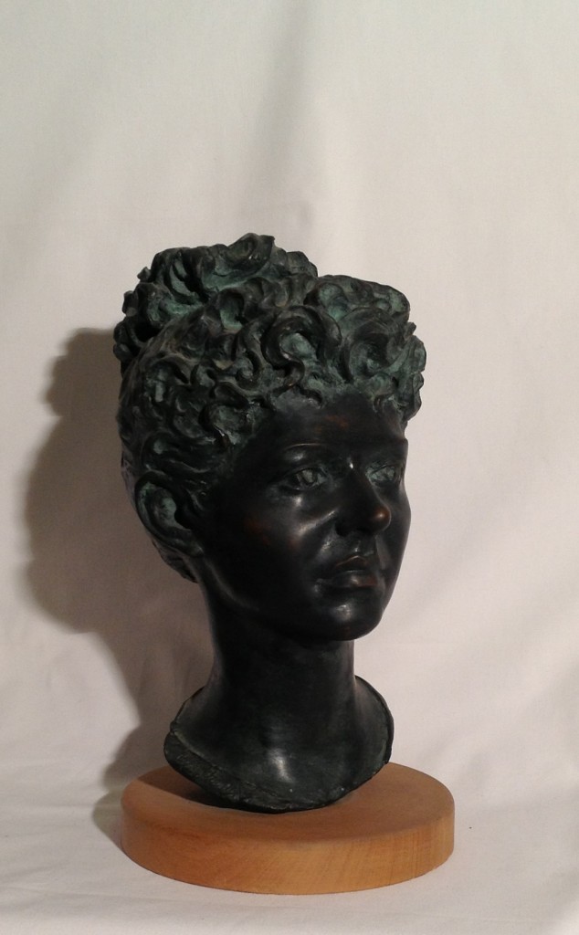Chignon, donna riccia di Gigi Busato. Scultura in bronzo, collezione di famiglia