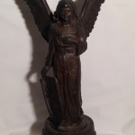 Arcangelo, scultura di angelo con le ali aperte e un grande scudo nella mano destra. Scultura in bronzo di Gigi Busato, collezione di famiglia.
