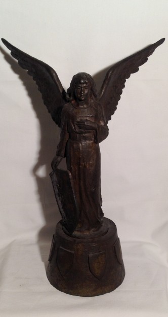 Arcangelo, scultura di angelo con le ali aperte e un grande scudo nella mano destra. Scultura in bronzo di Gigi Busato, collezione di famiglia.