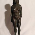 Cinesina, donna nuda dai tratti orientali. Scultura in bronzo di Gigi Busato, collezione di famiglia