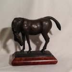 Cavallino, cavallo che tiene la testa abbassata osservando. Scultura in bronzo di Gigi Busato, collezione di famiglia