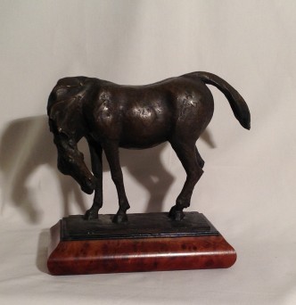 Cavallino, cavallo che tiene la testa abbassata osservando. Scultura in bronzo di Gigi Busato, collezione di famiglia