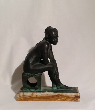 Nudo di donna, giovane donna seduta in posa. Scultura in bronzo di Gigi Busato, collezione di famiglia