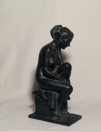 Nudino Seduto, scultura in bronzo di una donna nuda seduta di Gigi Busato. Collezione di famiglia