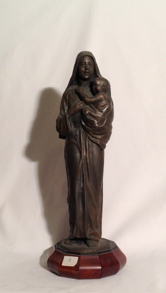 La mamma di Gigi Busato. Opera in bronzo donna con il proprio bambino in braccio, madonna. Collezione di famiglia