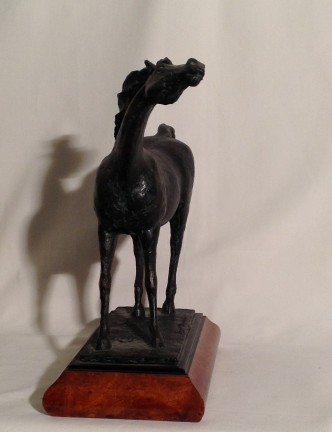 Nitrito, di Gigi Busato. Scultura in bronzo di un cavallo su un piedistallo di marmo. Collezione di famiglia