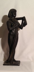 Drappo di Gigi Busato, scultura  di donna nuda avvolta da un drappo. Opera in bronzo  collezione di famiglia.