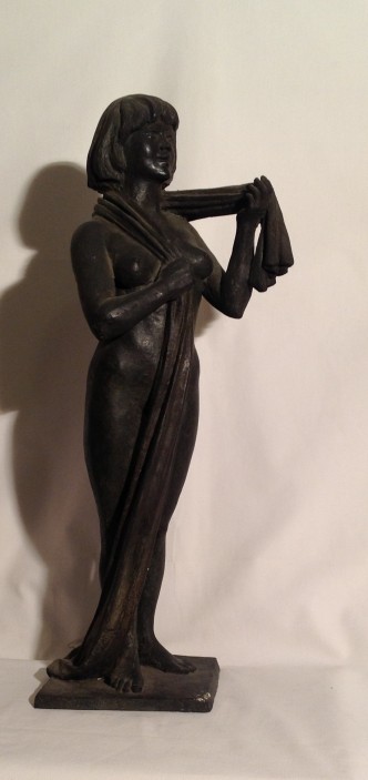 Drappo di Gigi Busato, scultura di donna nuda avvolta da un drappo. Opera in bronzo collezione di famiglia.