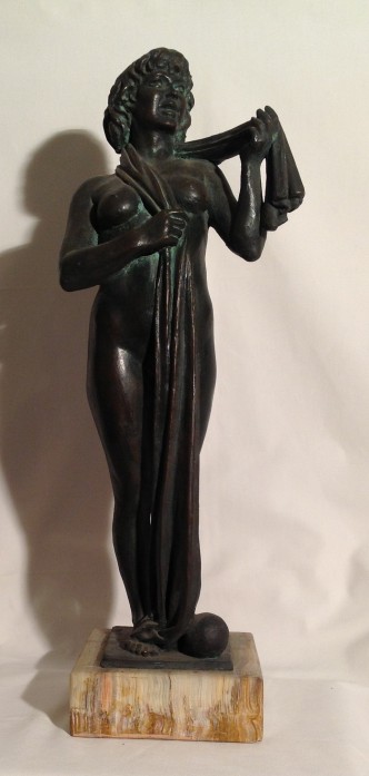 Olimpiade, di Gigi Busato. Scultura in bronzo con copia in gesso di donna nuda con un drappo avvolto, collezione di famiglia