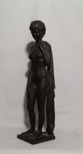 Drappo di Gigi Busato, opera in bronzo, donna nuda  di profilo. Collezione di famiglia