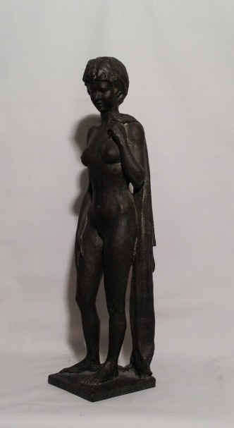 Drappo di Gigi Busato, opera in bronzo, donna nuda di profilo. Collezione di famiglia