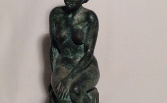 Posa di donna scultura in bronzo di Gigi Busato donna seduta nuda, collezione di famiglia
