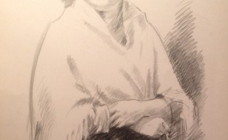 Rosario di Gigi Busato. Ritratto di una donna anziana sorridente che stringe in mano un rosario. Disegno matita su carta bianco e nero. Collezione di famiglia