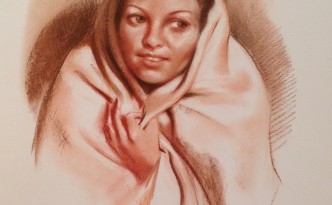 Brividi di Gigi Busato. Ritratto di donna infreddolita avvolta da una coperta. Disegno sanguigna-seppia su carta, collezione di famiglia