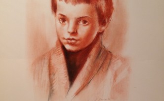 Il primo ritratto di Gigi Busato. Ritratto di un giovane bambino in posa. Disegno sanguigna su carta, collezione di famiglia