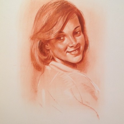 Sorridimi ancora di Gigi Busato. Ritratto di giovane donna che guarda dietro di se sorridendo. Disegno sanguigna su carta, collezione di famiglia