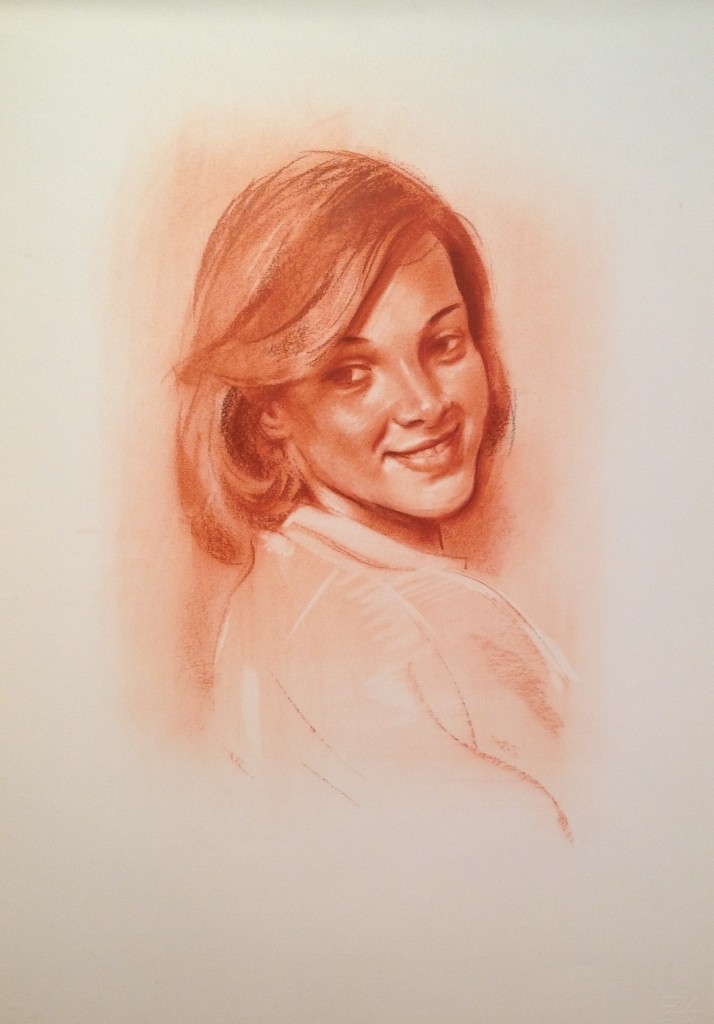 Sorridimi ancora di Gigi Busato. Ritratto di giovane donna che guarda dietro di se sorridendo. Disegno sanguigna su carta, collezione di famiglia