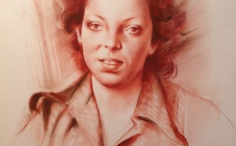 Katia di Gigi Busato, ritratto di donna in posa. Disegno sanguigna su carta, collezione di famiglia