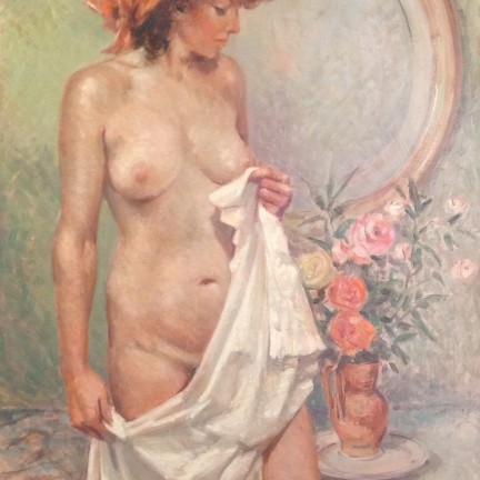 Dopo di Gigi Busato, donna nuda con un velo in mano davanti ad uno specchio ovale e un vado di fiori. Pittura olio su tavola, collezione di famiglia