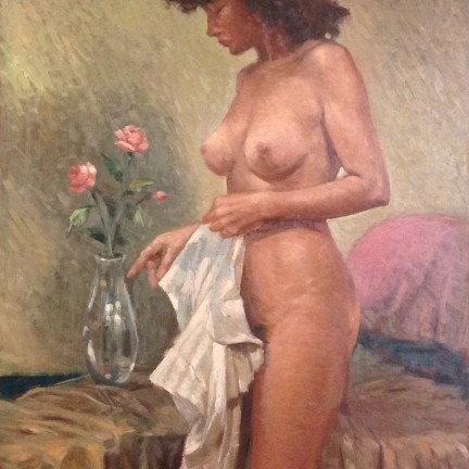 Il rosa delle rose, di Gigi Busato. Donna nuda vicino ad un vaso con tre rose di colore rosa. Pittura olio su tavola, collezione di famiglia