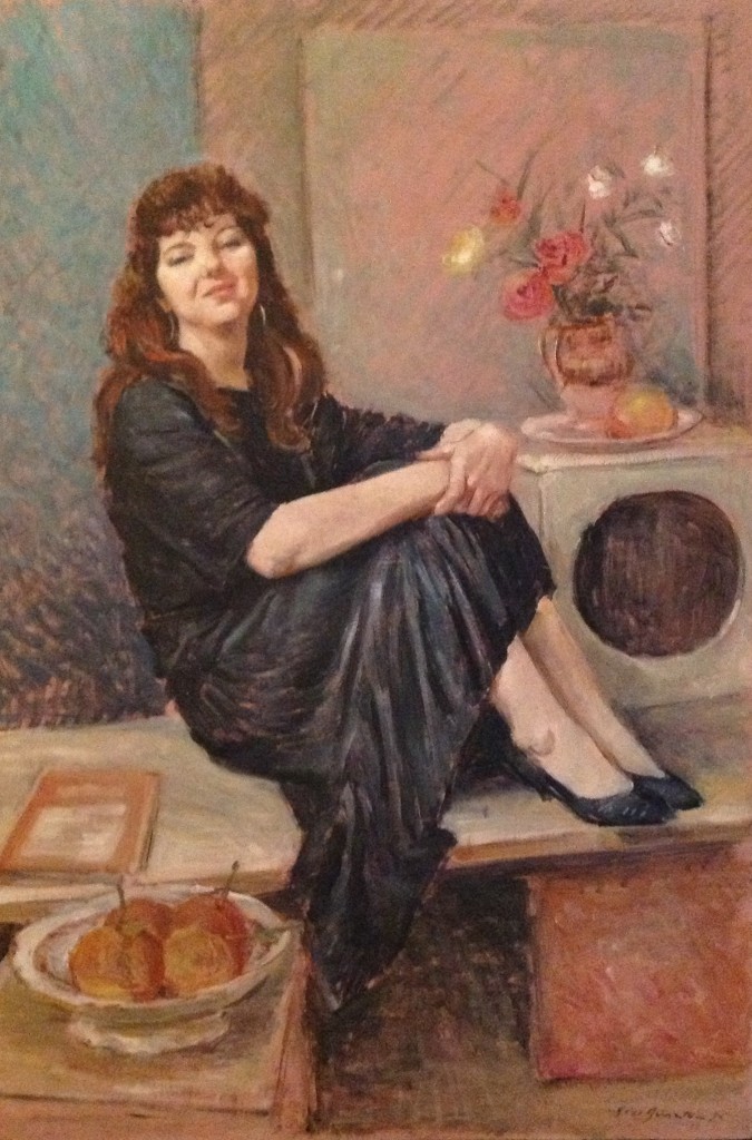 Nero allegria di Gigi Busato. Donna allegra e sorridente vestita di nero seduta vicino a dei fiori. Pittura olio su tavola, collezione di famiglia 