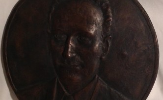 Zeno di Gigi Busato. Bassorilievo in bronzo volto di un uomo. Collezione di famiglia
