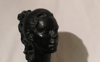 Volto di donna di Gigi Busato. Scultura in bronzo del volto di una donna riccia. Collezione di famiglia