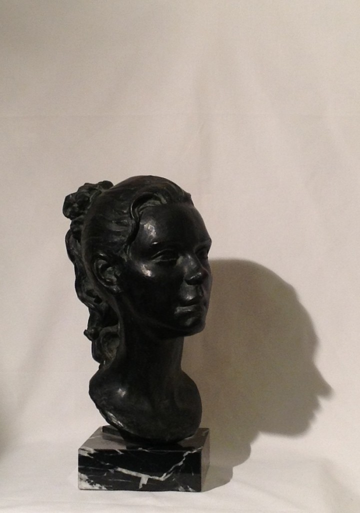 Volto di donna di Gigi Busato. Scultura in bronzo del volto di una donna riccia. Collezione di famiglia