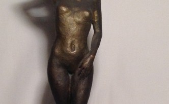 Vanto di Gigi Busato. Scultura in bronzo donna nuda in piedi in posa. Collezione di famiglia