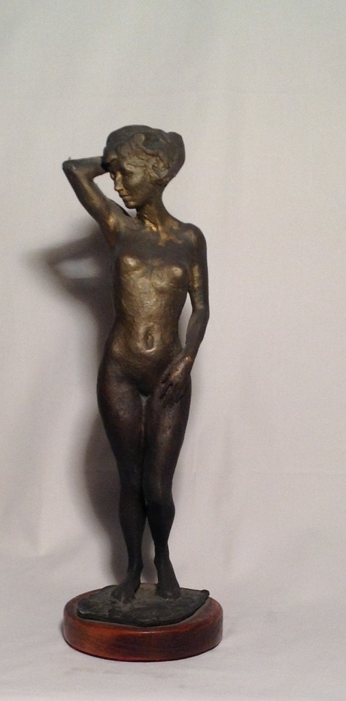 Vanto di Gigi Busato. Scultura in bronzo donna nuda in piedi in posa. Collezione di famiglia
