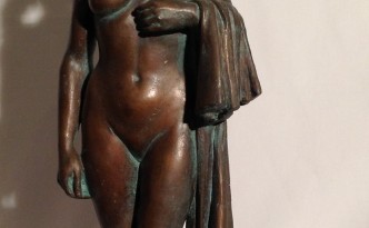 Terme di Gigi Busato. Statuetta in bronzo, scultura di una donna nuda con un telo sul braccio, collezione di famiglia