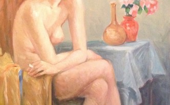 Vicino le rose di Gigi Busato. Donna che posa nuda seduta su una sedia vicino ad un vaso di rose rosa. Pittura olio su tela. Collezione di famiglia