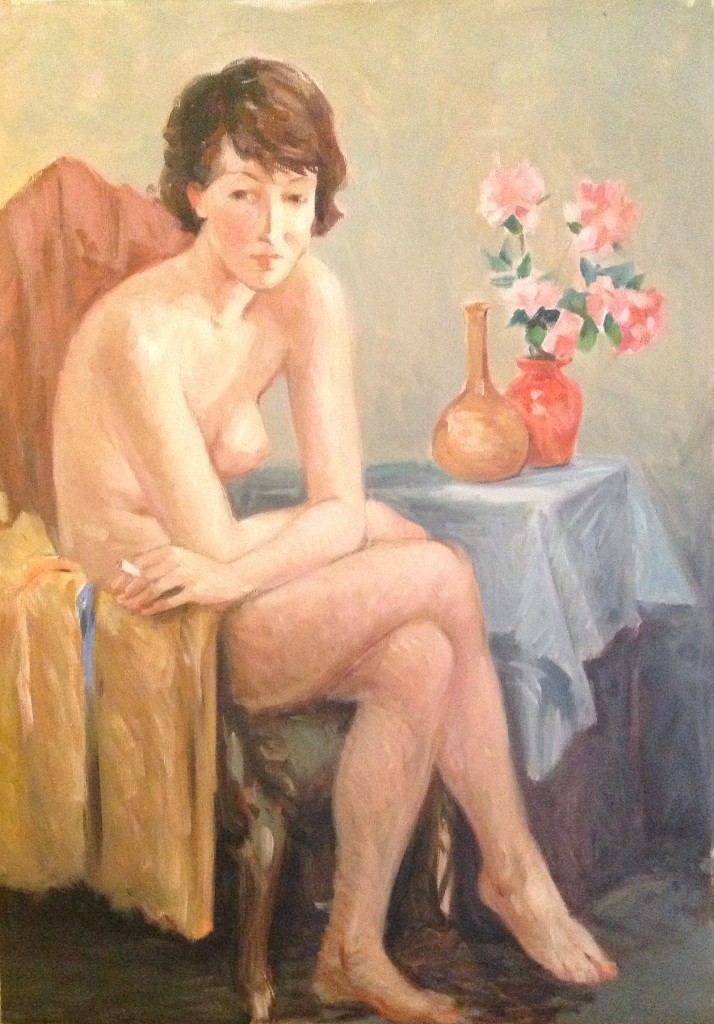 Vicino le rose di Gigi Busato. Donna che posa nuda seduta su una sedia vicino ad un vaso di rose rosa. Pittura olio su tela. Collezione di famiglia