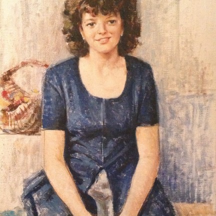 Sorriso ritratto di Gigi Busato. Pittura olio su tela di donna in posa sorridente seduta. Collezione di famiglia.